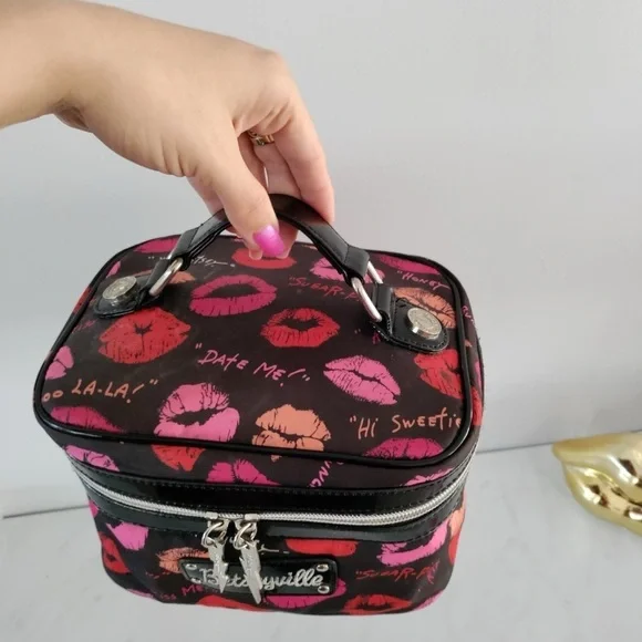 ✨RARE BETSEY JOHNSON LIPS MAKEUP BAG TRAVEL COSMETICS BAG BETSEY JOHNSON KISS✨ - Picture 3 of 6